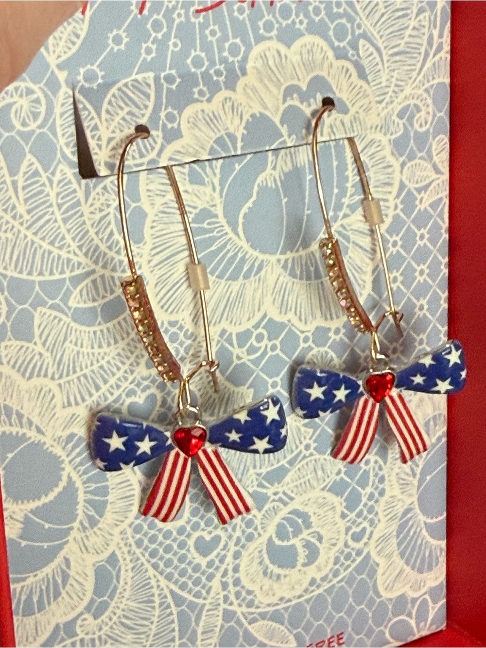 NEW BETSEY JOHNSON 4th Of July
AMERICANA BOW SHEPHERD HOOK EARRINGS 🇺🇸